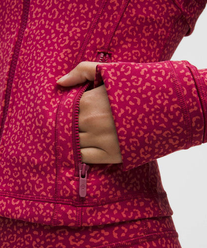 Jacket Define Courte Nulu™ – Leopard Daisy Desert Red / Magenta Smoke – LULU Factory